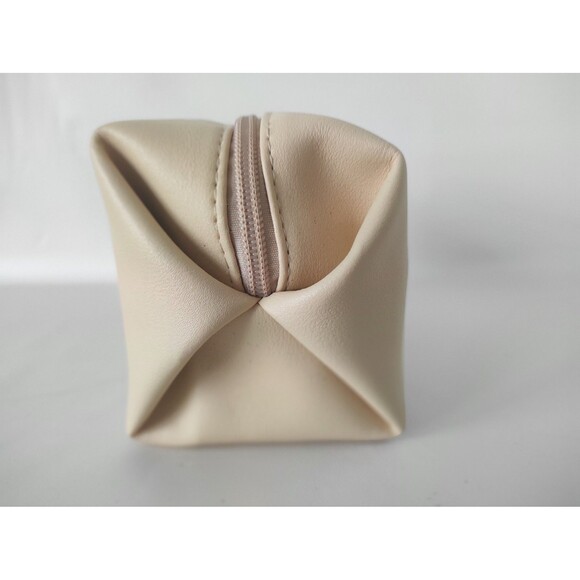 Emirates Airline Business Class Bvlgari Unisex Amenity Kit Pouch - Picture 4 of 8